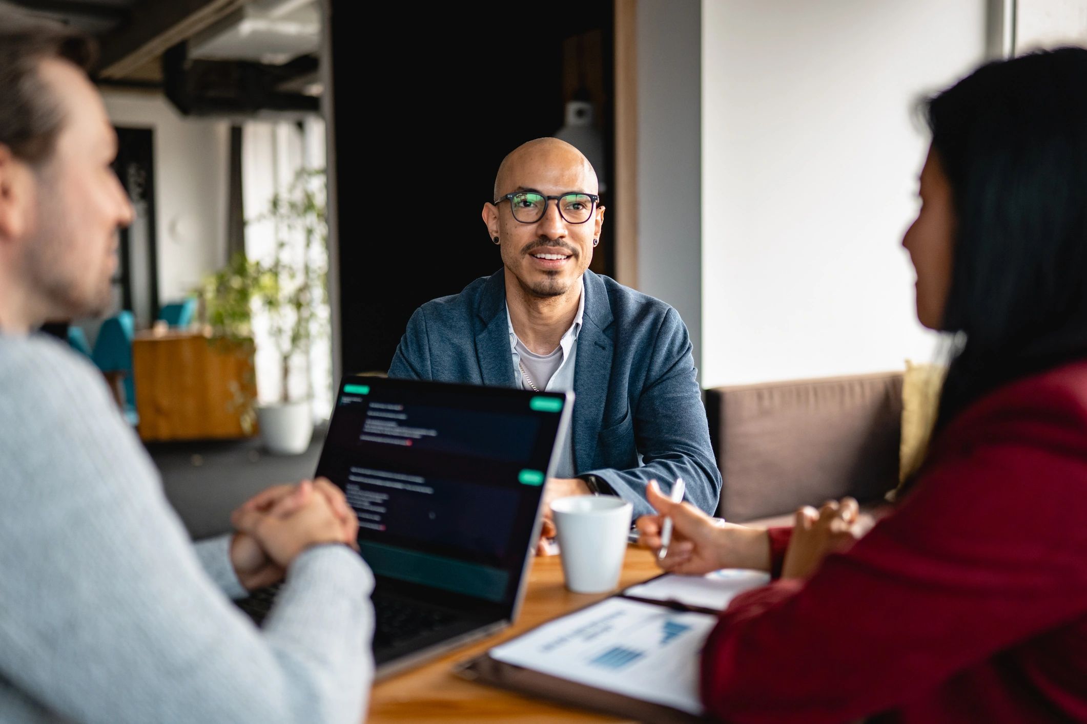 Equipo profesional latino en sesión de trabajo colaborativa